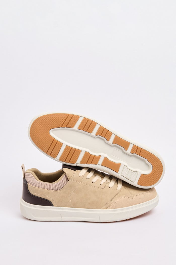 Tenis unicolores casuales con cortes delanteros y contrastes