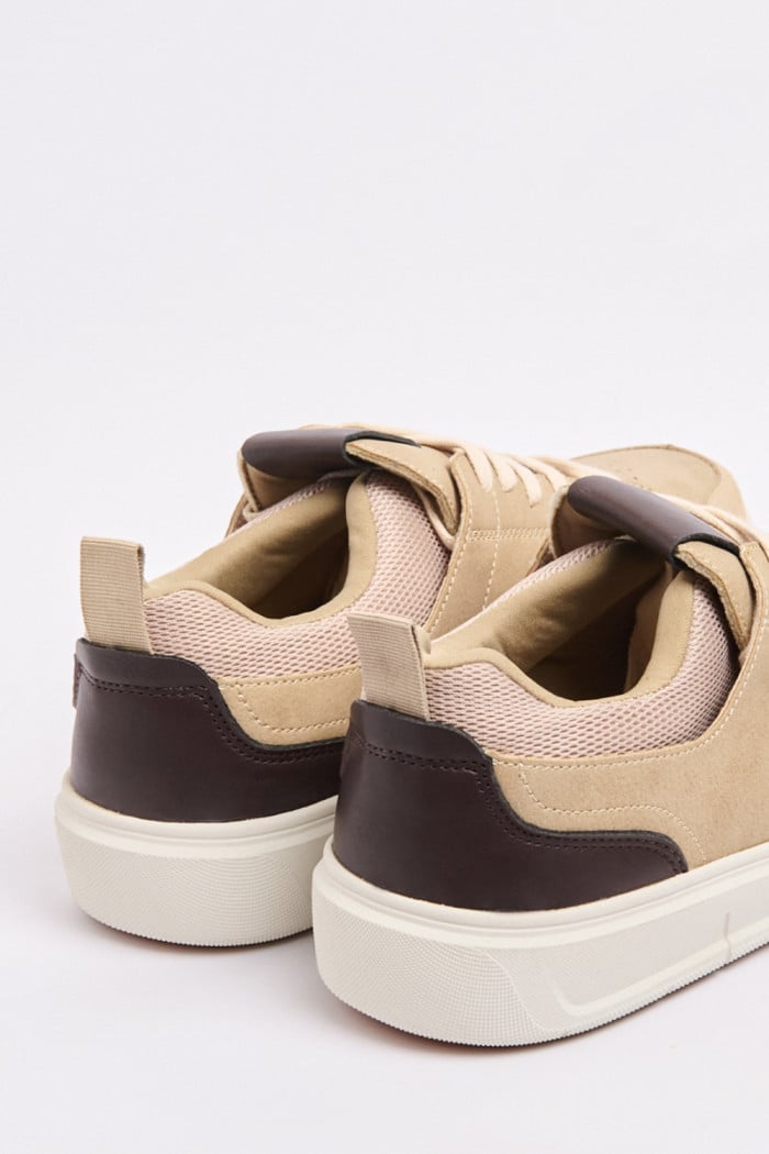 Tenis unicolores casuales con cortes delanteros y contrastes