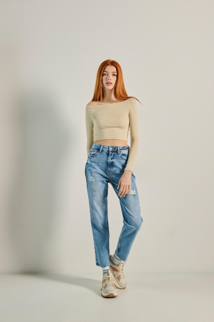Jean mom tiro súper alto azul claro con rotos y desgastes