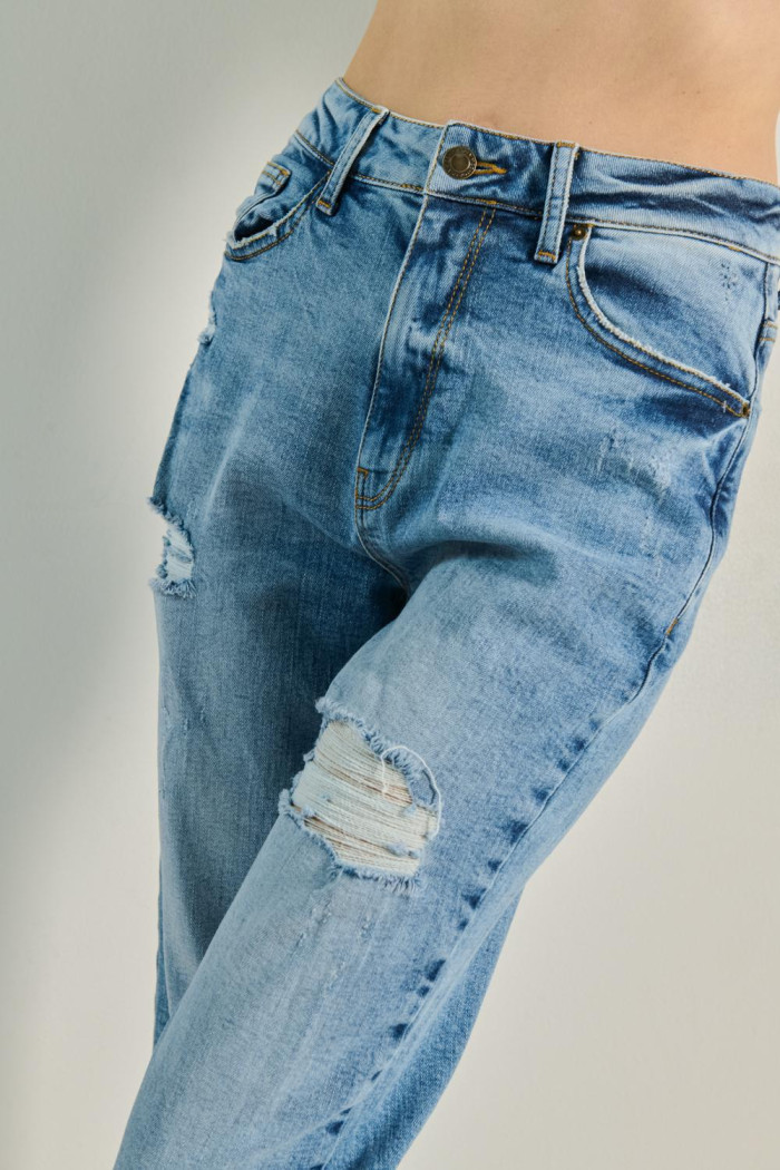 Jean mom tiro súper alto azul claro con rotos y desgastes