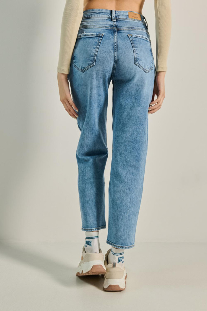 Jean mom tiro súper alto azul claro con rotos y desgastes