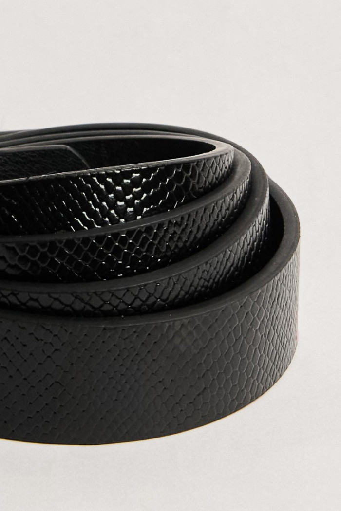 Cinturón negro texturizado con hebilla dorada metálica