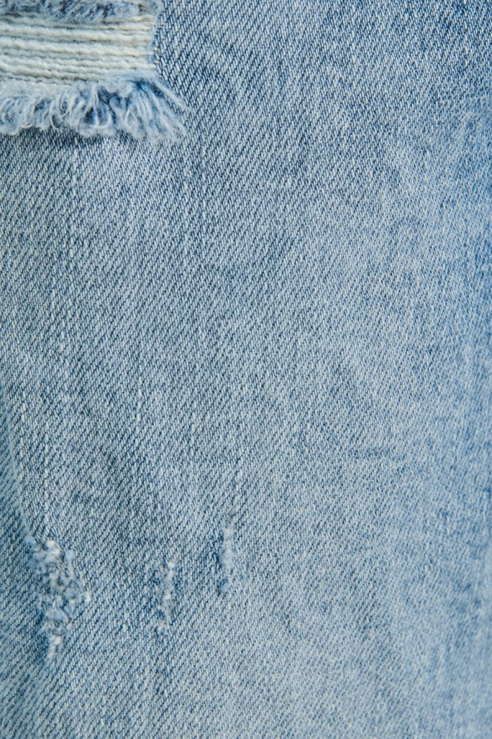 Jean mom tiro súper alto azul claro con rotos y desgastes