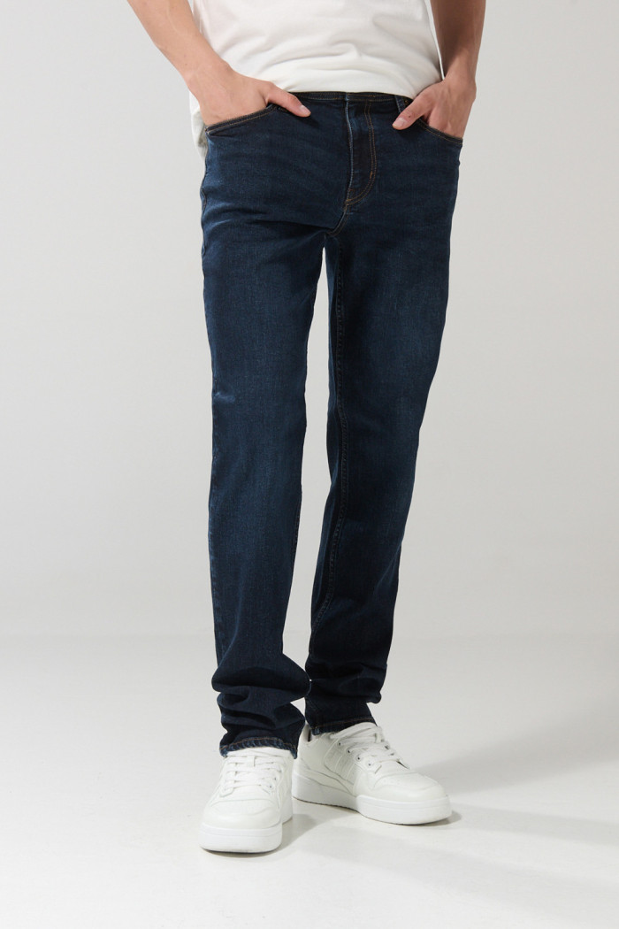 Jean azul oscuro tipo slim con costuras y tiro bajo