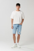 Bermuda en jean slim tiro bajo azul clara con rotos