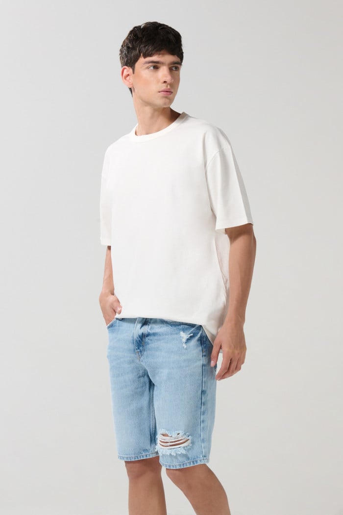Bermuda en jean slim tiro bajo azul clara con rotos