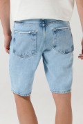 Bermuda en jean slim tiro bajo azul clara con rotos