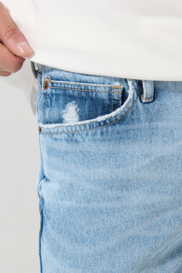Bermuda en jean slim tiro bajo azul clara con rotos