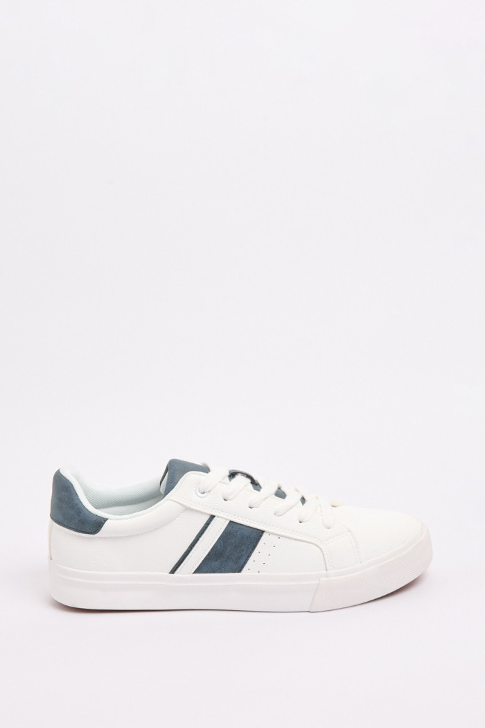Tenis blancos tipo casuales con contrastes y suelas planas