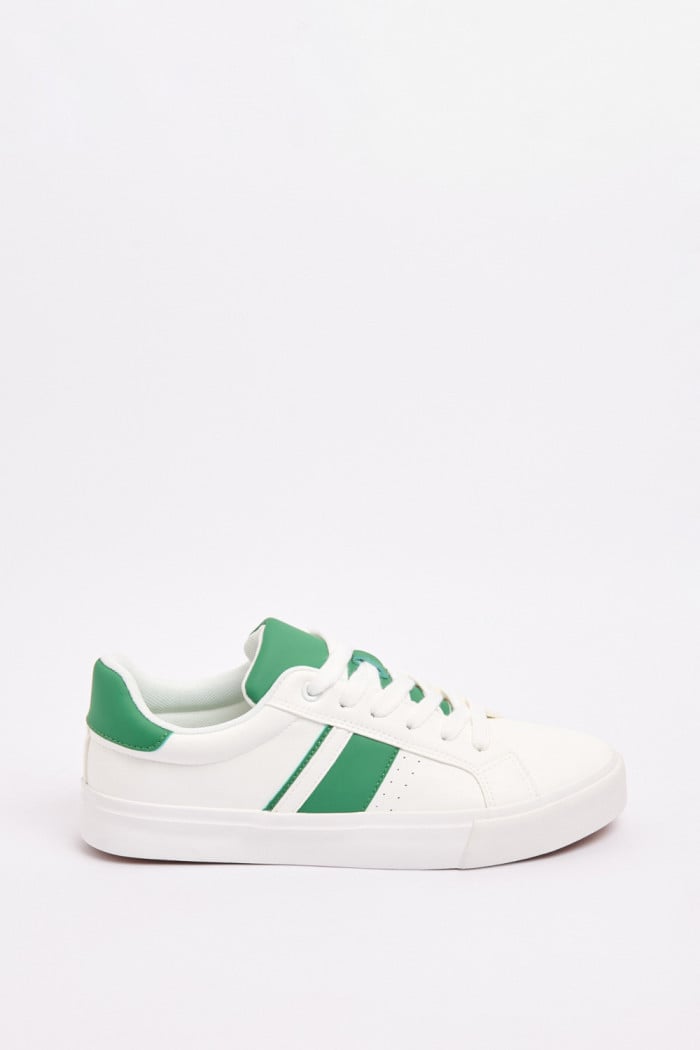 Tenis blancos tipo casuales con contrastes y suelas planas