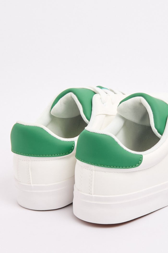 Tenis blancos tipo casuales con contrastes y suelas planas