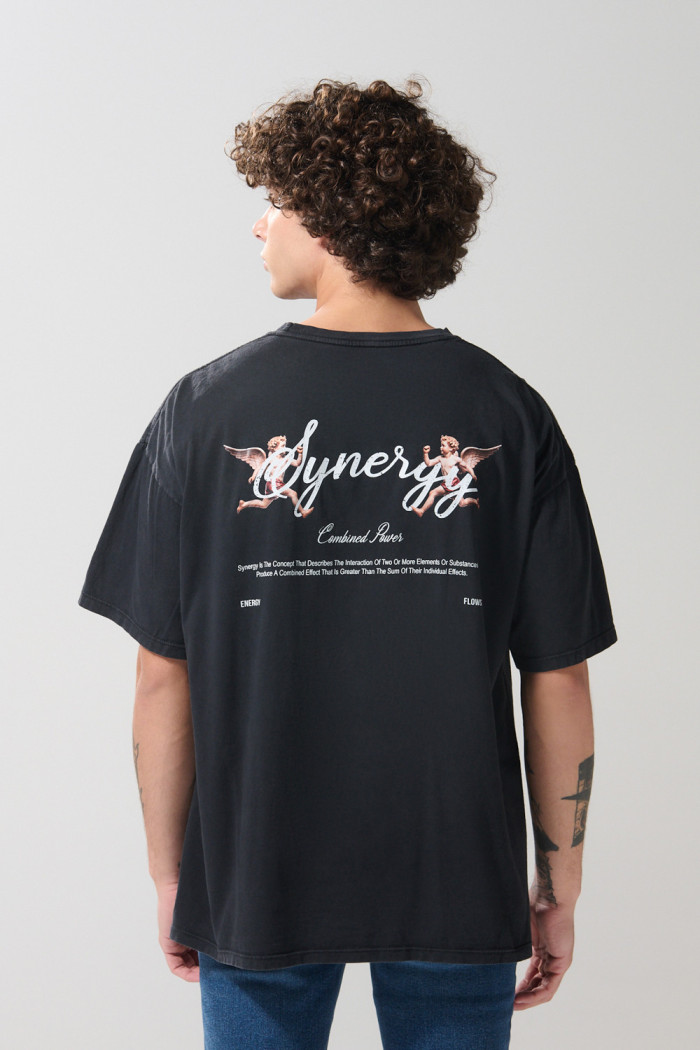 Camiseta negra oversize cuello redondo con arte celestial