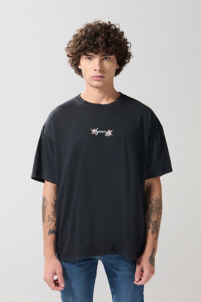 Camiseta negra oversize cuello redondo con arte celestial