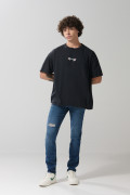 Camiseta negra oversize cuello redondo con arte celestial
