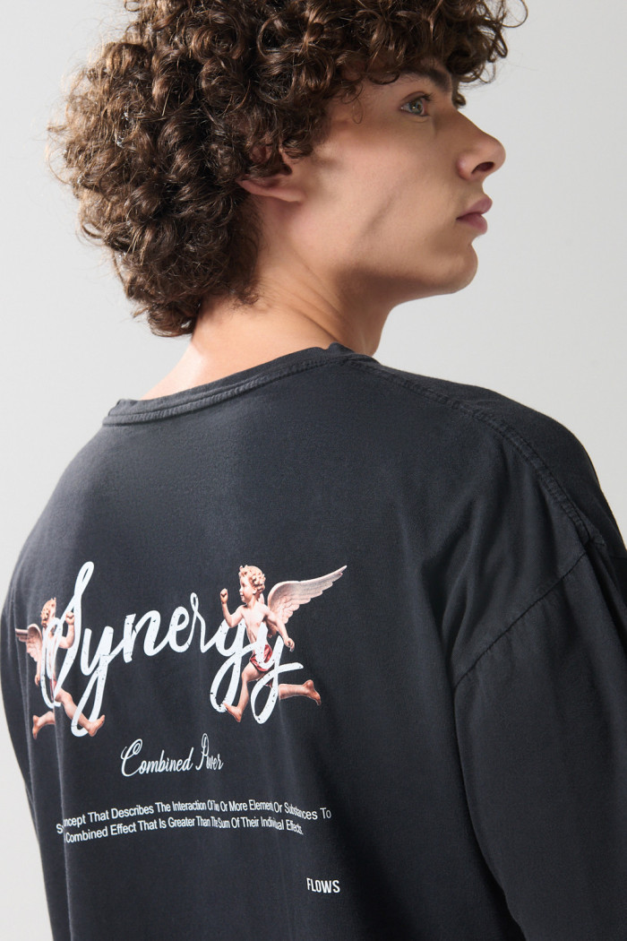 Camiseta negra oversize cuello redondo con arte celestial