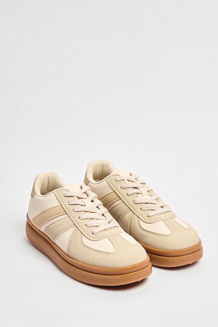 Tenis unicolores casuales con cortes en contraste