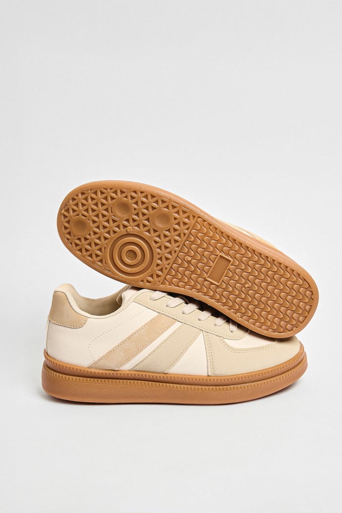 Tenis unicolores casuales con cortes en contraste