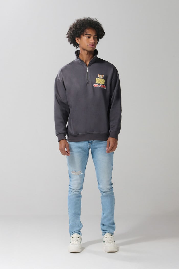 Buzo de Tom y Jerry oversize gris con cuello alto