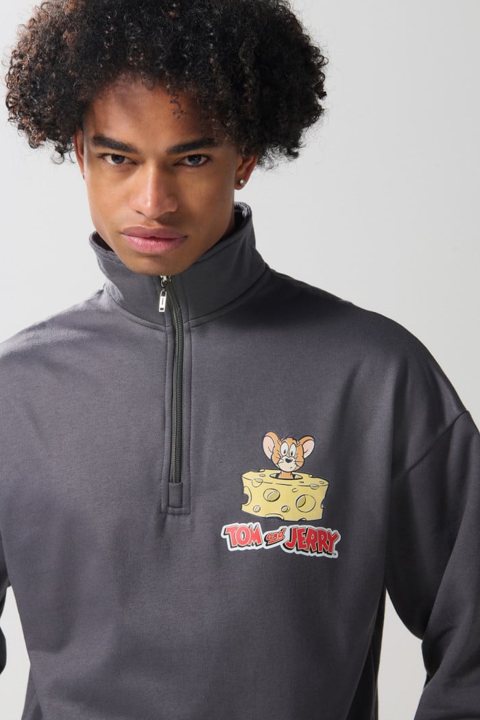 Buzo de Tom y Jerry oversize gris con cuello alto