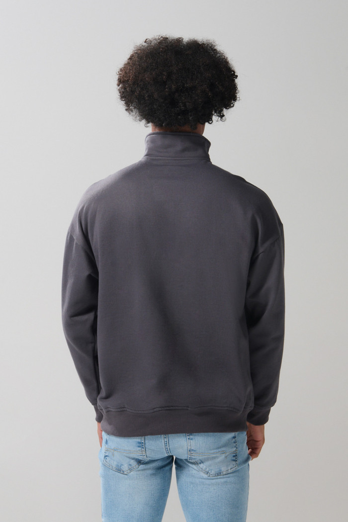 Buzo de Tom y Jerry oversize gris con cuello alto