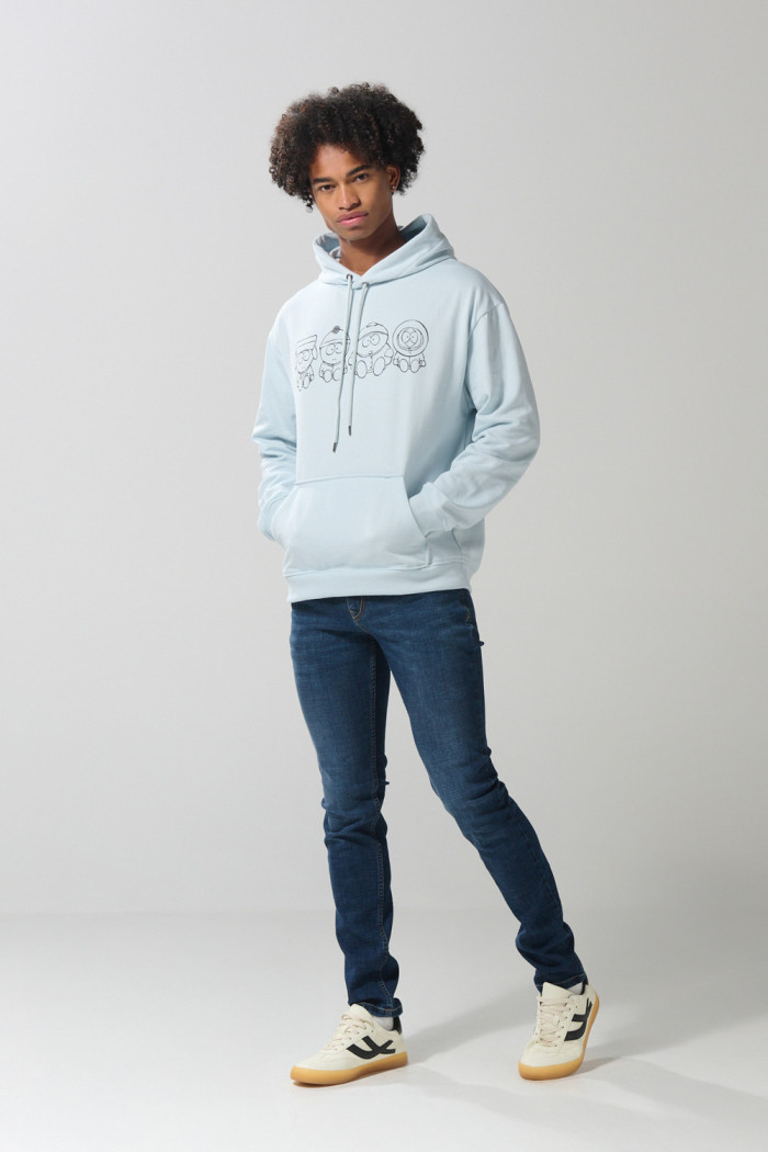 Buzo oversize con capota azul claro y diseño de South Park