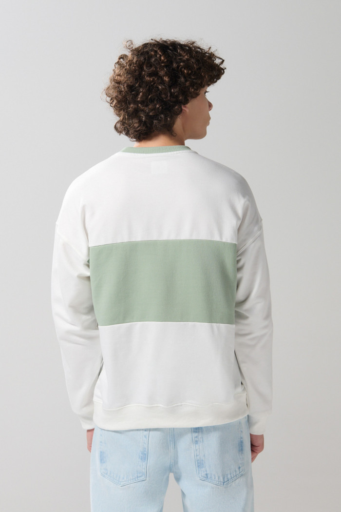 Buzo crema claro cuello redondo con arte college en frente