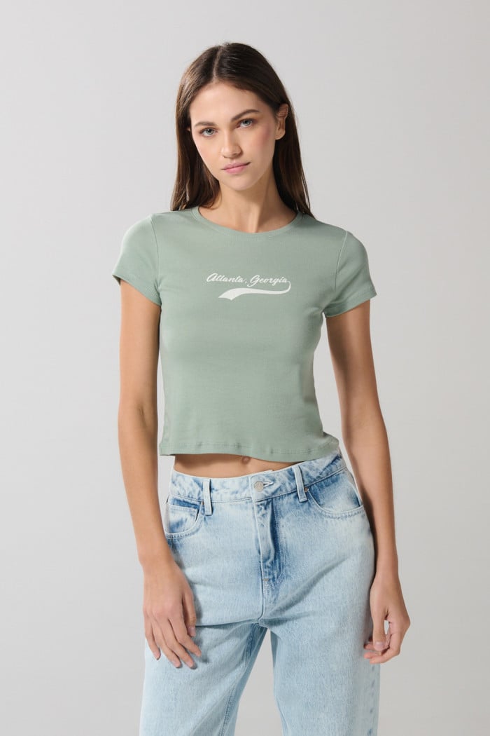 Camiseta verde clara manga corta con diseño college