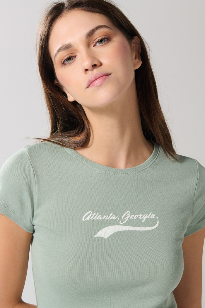 Camiseta verde clara manga corta con diseño college