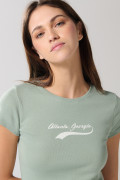 Camiseta verde clara manga corta con diseño college