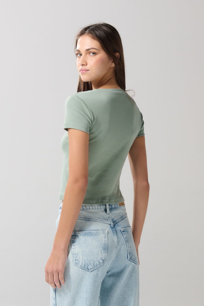 Camiseta verde clara manga corta con diseño college
