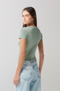 Camiseta verde clara manga corta con diseño college