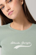 Camiseta verde clara manga corta con diseño college
