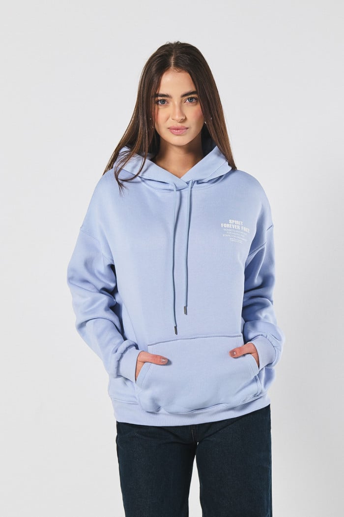 Buzo azul claro oversize con texto minimalista y capota