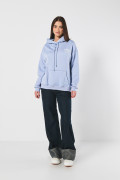 Buzo azul claro oversize con texto minimalista y capota
