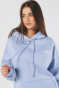 Buzo azul claro oversize con texto minimalista y capota