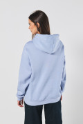 Buzo azul claro oversize con texto minimalista y capota