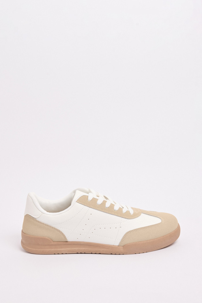 Tenis unicolores casuales con suelas planas y cortes
