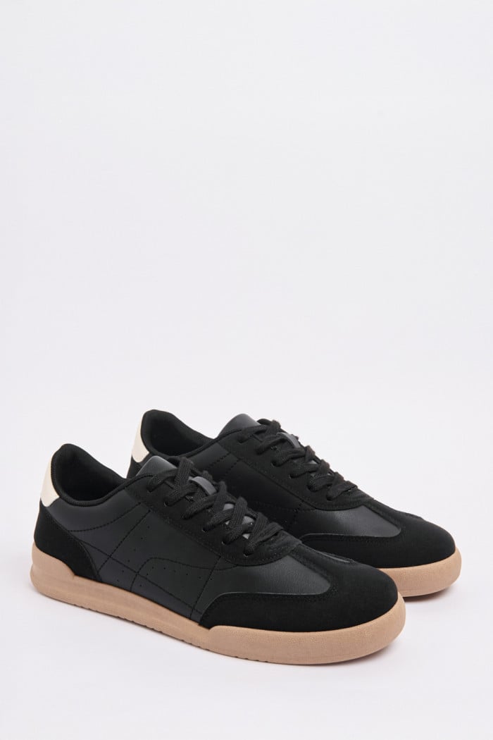 Tenis unicolores casuales con suelas planas y cortes