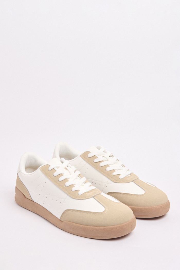Tenis unicolores casuales con suelas planas y cortes