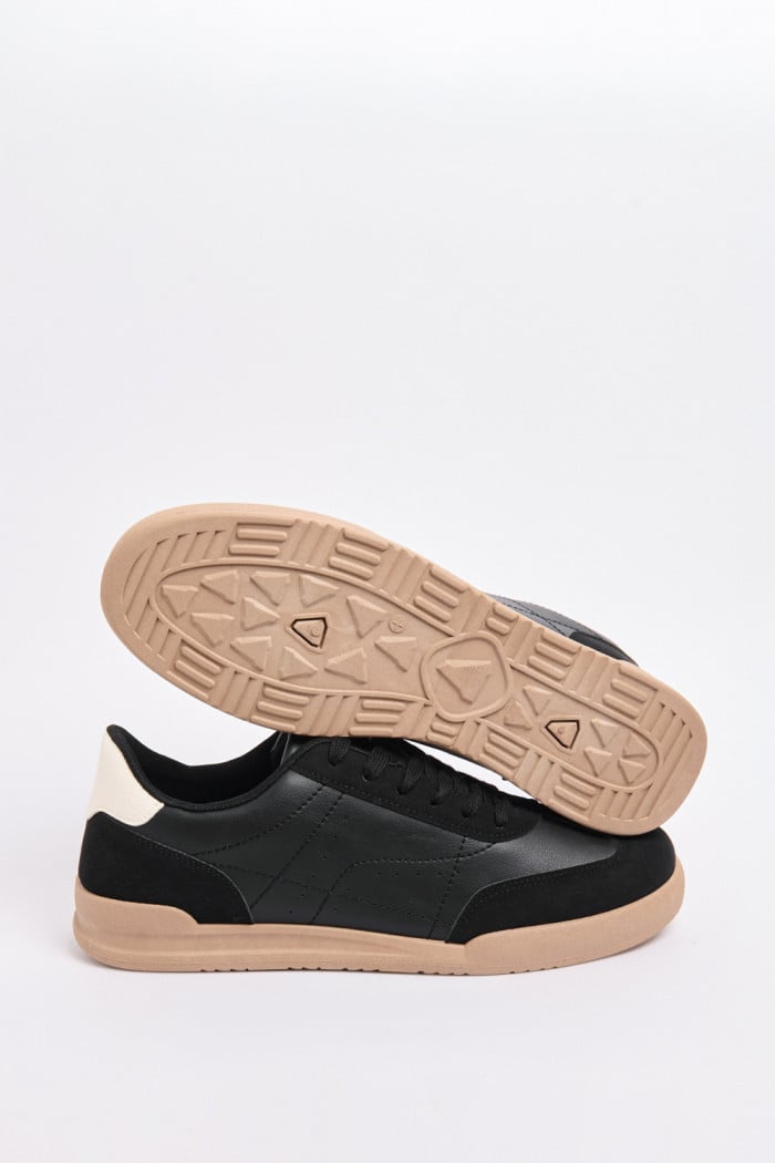 Tenis unicolores casuales con suelas planas y cortes