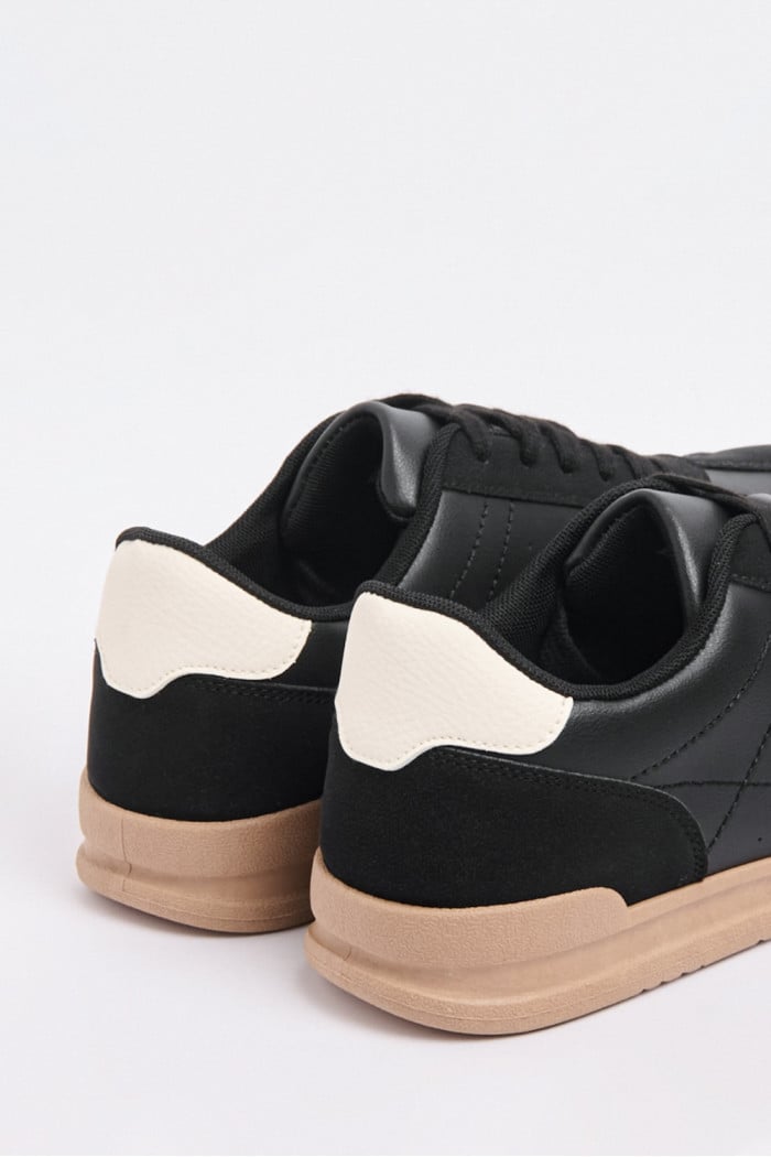 Tenis unicolores casuales con suelas planas y cortes