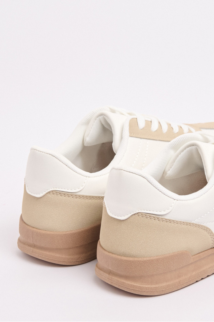 Tenis unicolores casuales con suelas planas y cortes