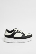 Tenis negros casuales con cortes blancos y suelas livianas