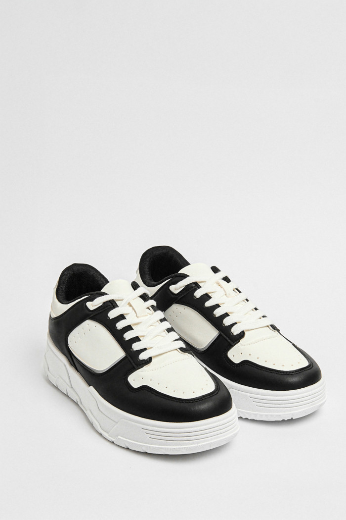 Tenis negros casuales con cortes blancos y suelas livianas