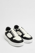 Tenis negros casuales con cortes blancos y suelas livianas