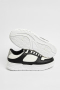 Tenis negros casuales con cortes blancos y suelas livianas