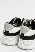 Tenis negros casuales con cortes blancos y suelas livianas