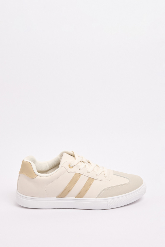 Tenis unicolores tipo casuales con contrastes localizados