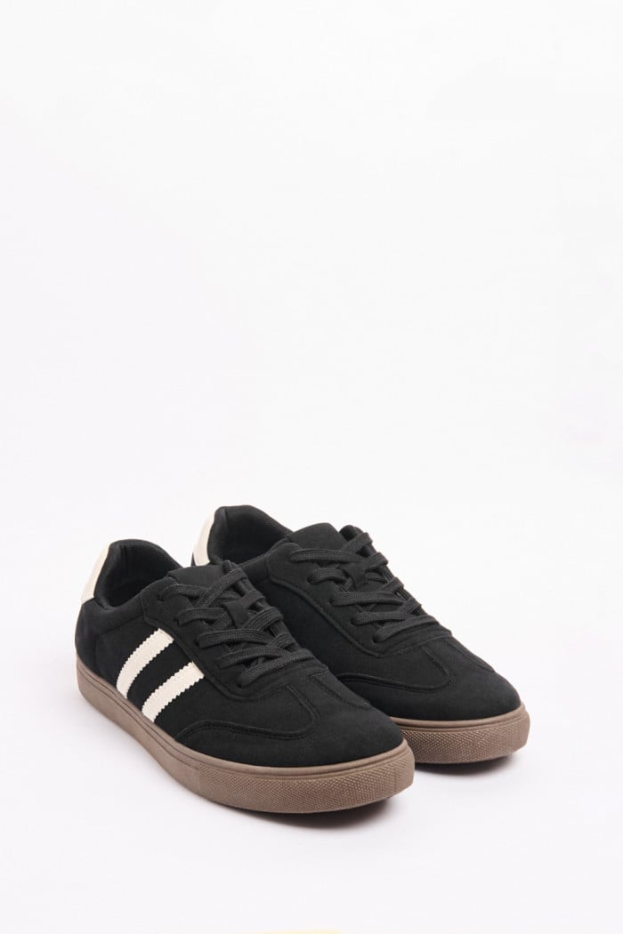 Tenis unicolores tipo casuales con contrastes localizados