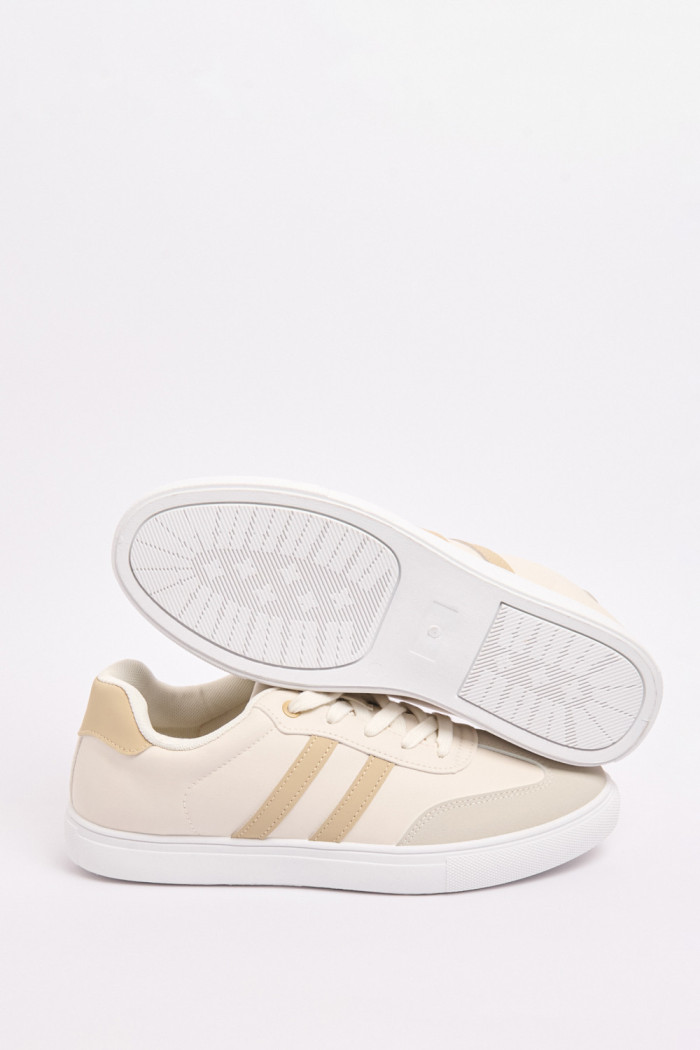 Tenis unicolores tipo casuales con contrastes localizados